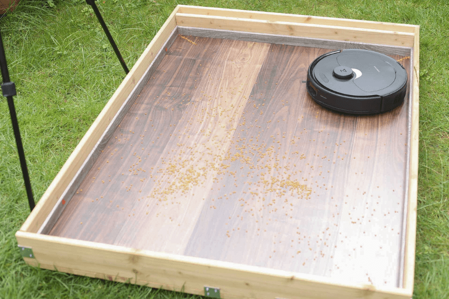 Roborock Q Revo во время уборки чечевицы на твердом полу.